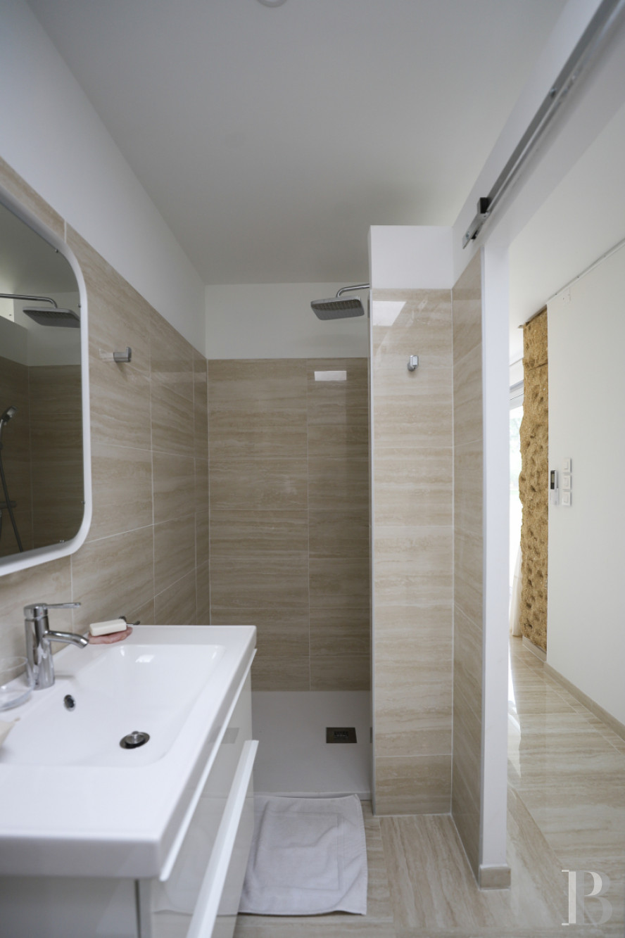 A villa designed and built by a Modernist architect in the heart of an arboreal estate close to Nîmes - photo  n°23